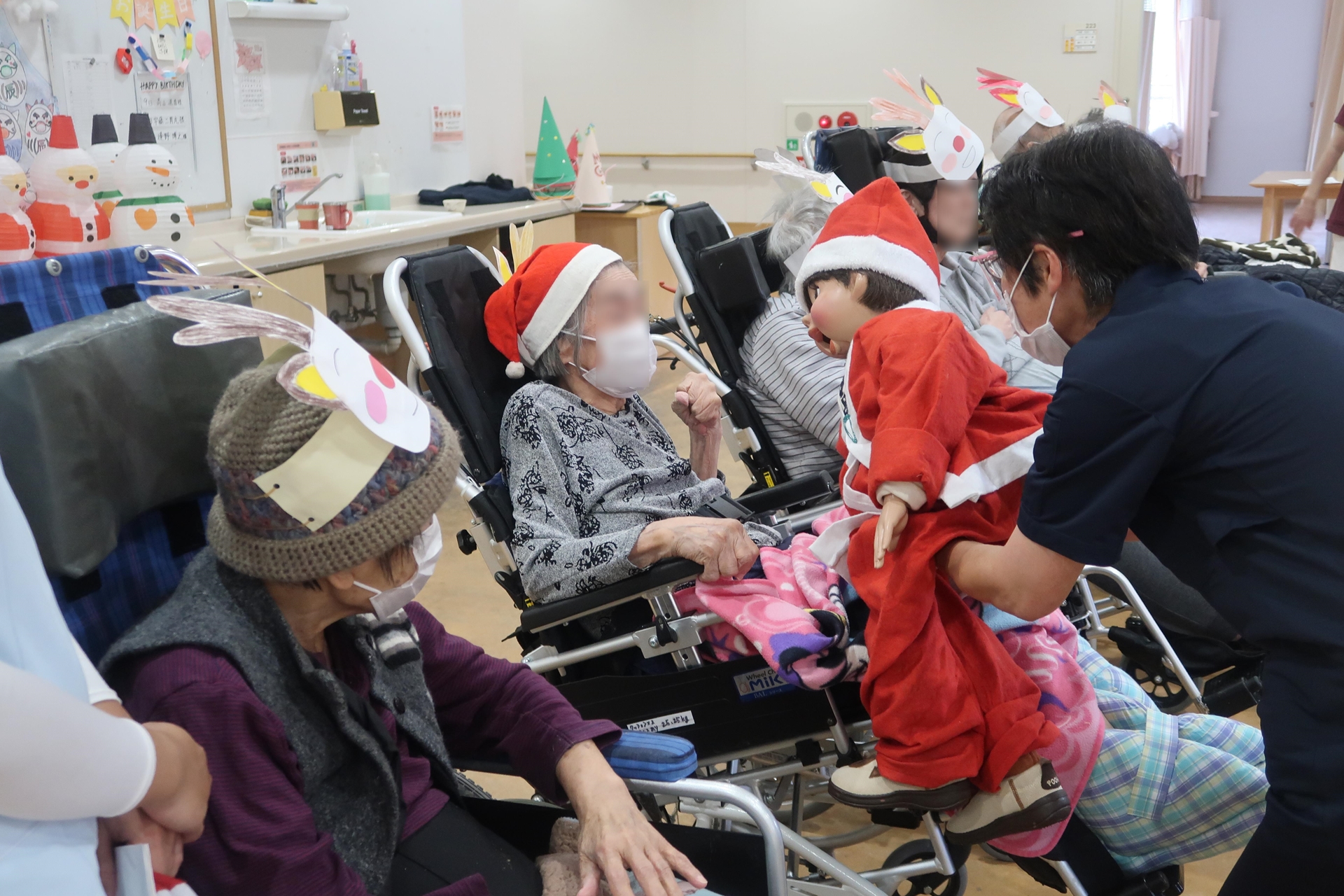 介護老人保健施設 ザ・シーズンの2階フロアクリスマス会で、ご利用者様笑顔いっぱいの画像です