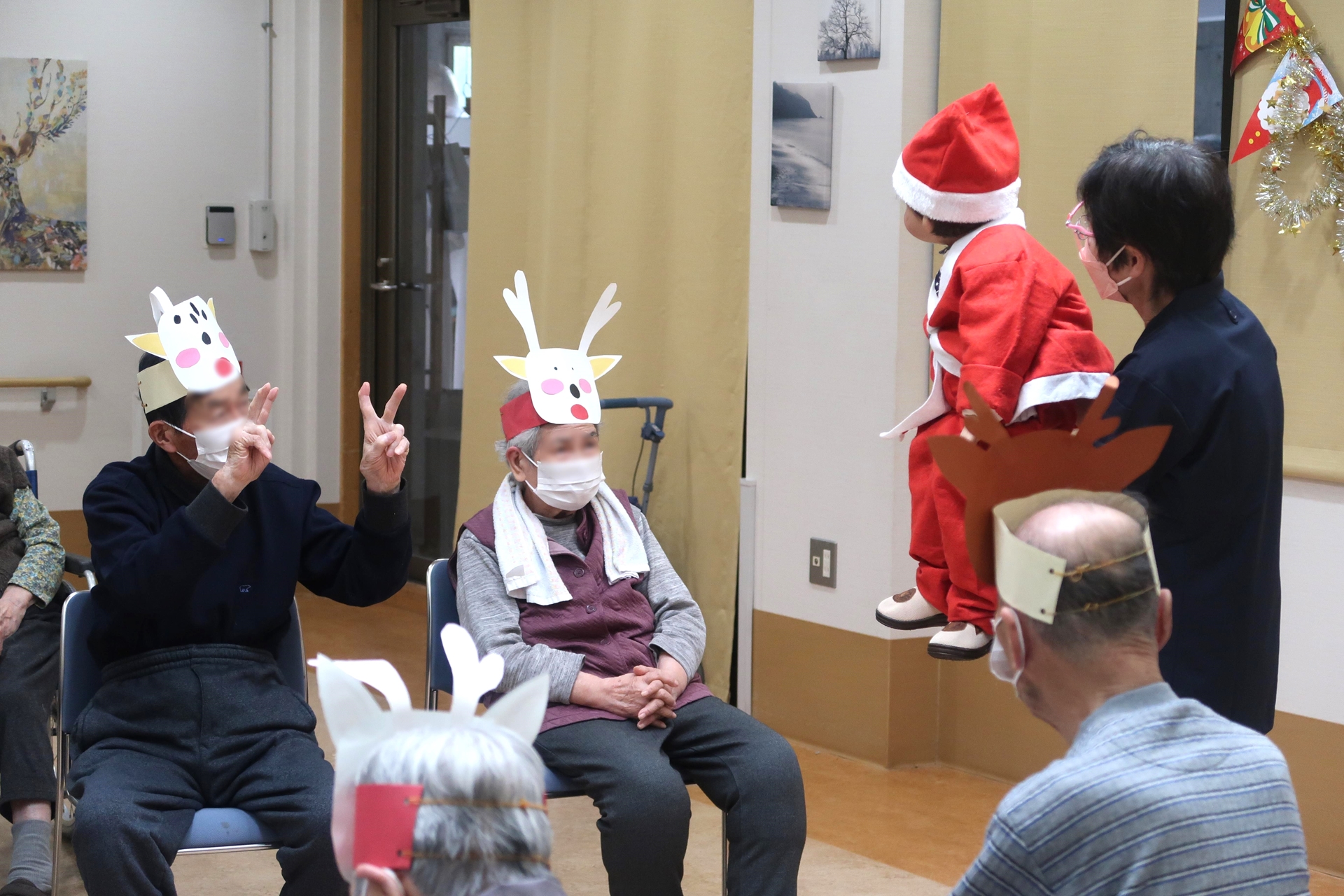 介護老人保健施設 ザ・シーズンの3階フロアクリスマス会で、ご利用者様笑顔満開の画像です