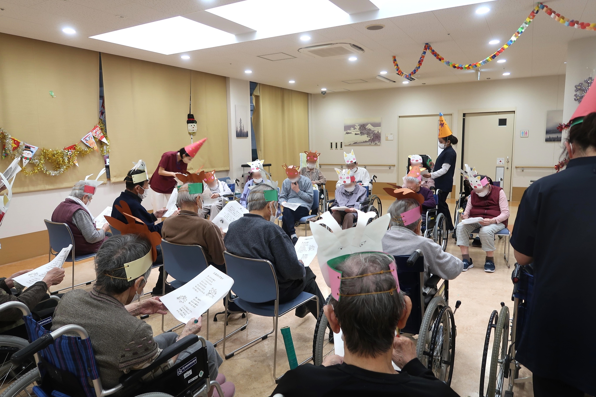 介護老人保健施設 ザ・シーズンの3階フロアクリスマス会で、ご利用者様笑顔満開の画像です